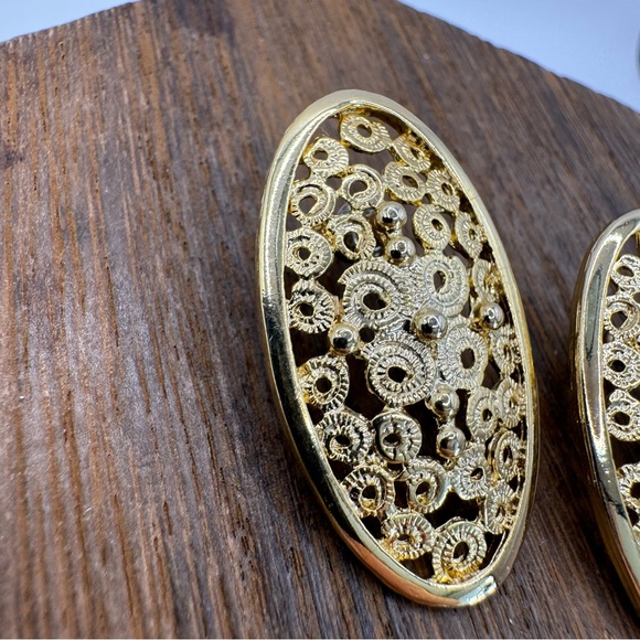 Vintage gold tone Etruscan style large textured oval stud earrings - Picture 5 of 10